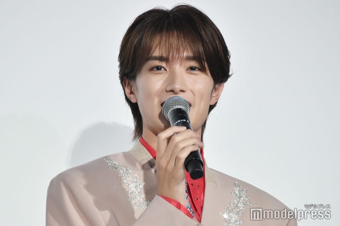 矢吹奈子のインコとコラボを志願した山中柔太朗(C)モデルプレス