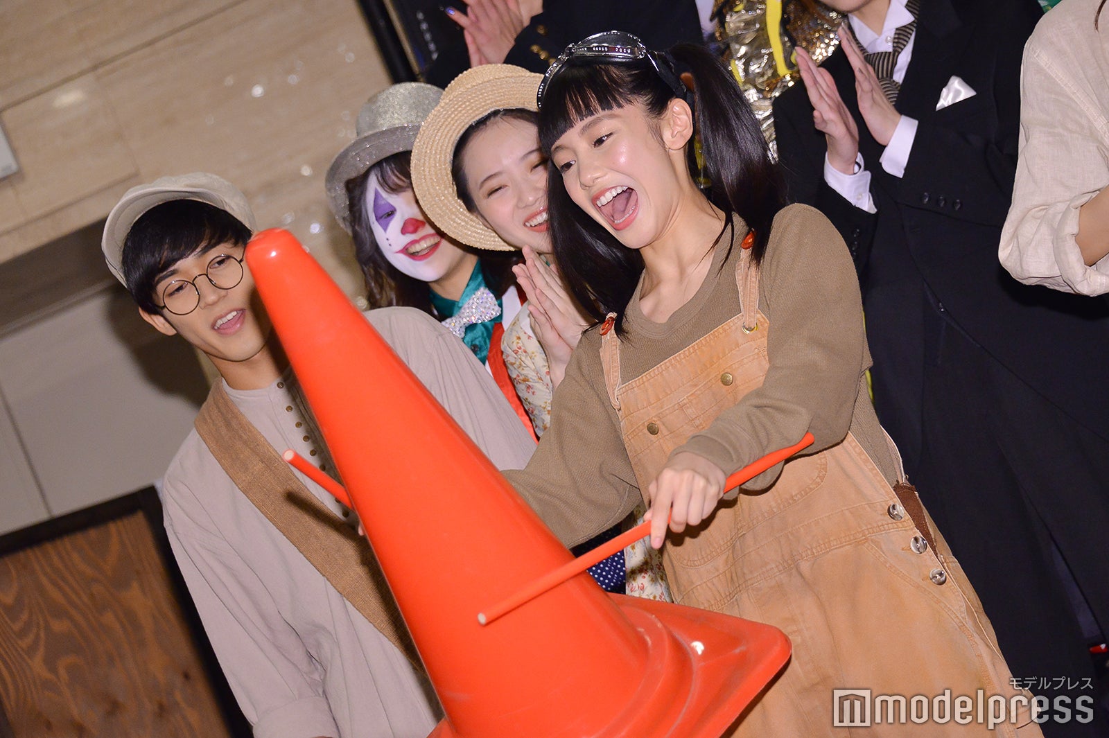 長谷川晴奈によるデビルスティック （C）モデルプレス