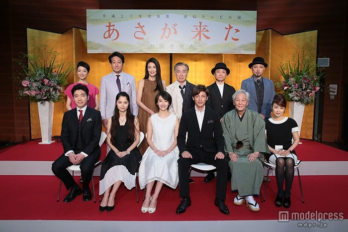 「あさが来た」出演者発表会見より(前列左から)柄本佑、宮崎あおい、波瑠、玉木宏、近藤正臣、風吹ジュン(後列左から)野々すみ花、辰巳琢郎、萬田久子、林与一、三宅弘城、山内圭哉(C)NHK