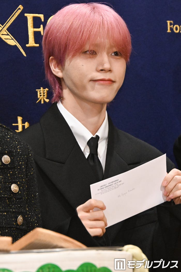 名誉会員証を受け取って嬉しそうな手木全翔也(C)モデルプレス