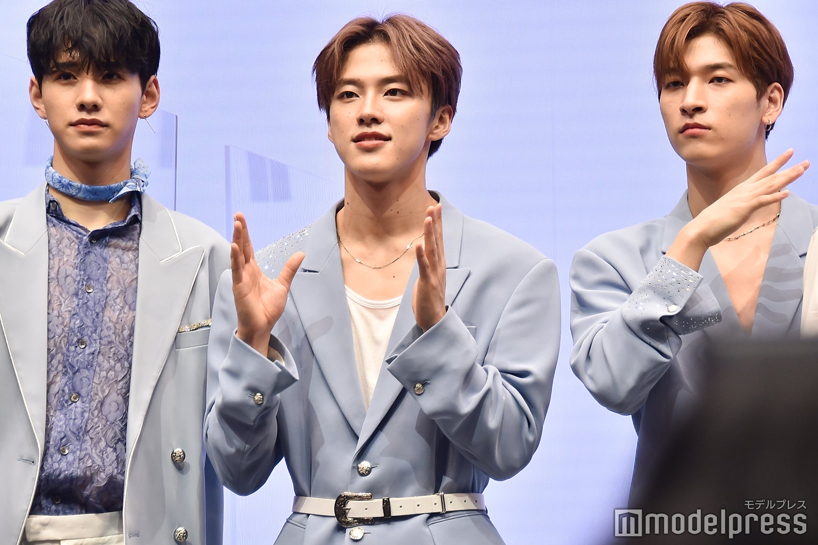 佐藤景瑚、ムービー撮影中に謎の動きをする河野純喜、金城碧海 （C）モデルプレス