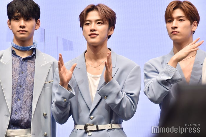 佐藤景瑚、ムービー撮影中に謎の動きをする河野純喜、金城碧海 (C)モデルプレス