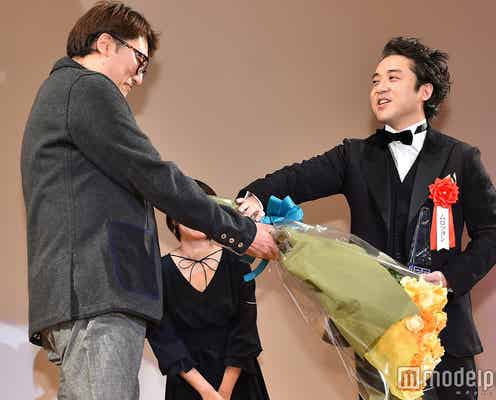 福田雄一監督、ムロツヨシ祝福に駆けつけ“名コンビ芸” ムロの受賞は「大きな意味がある」<エランドール賞>