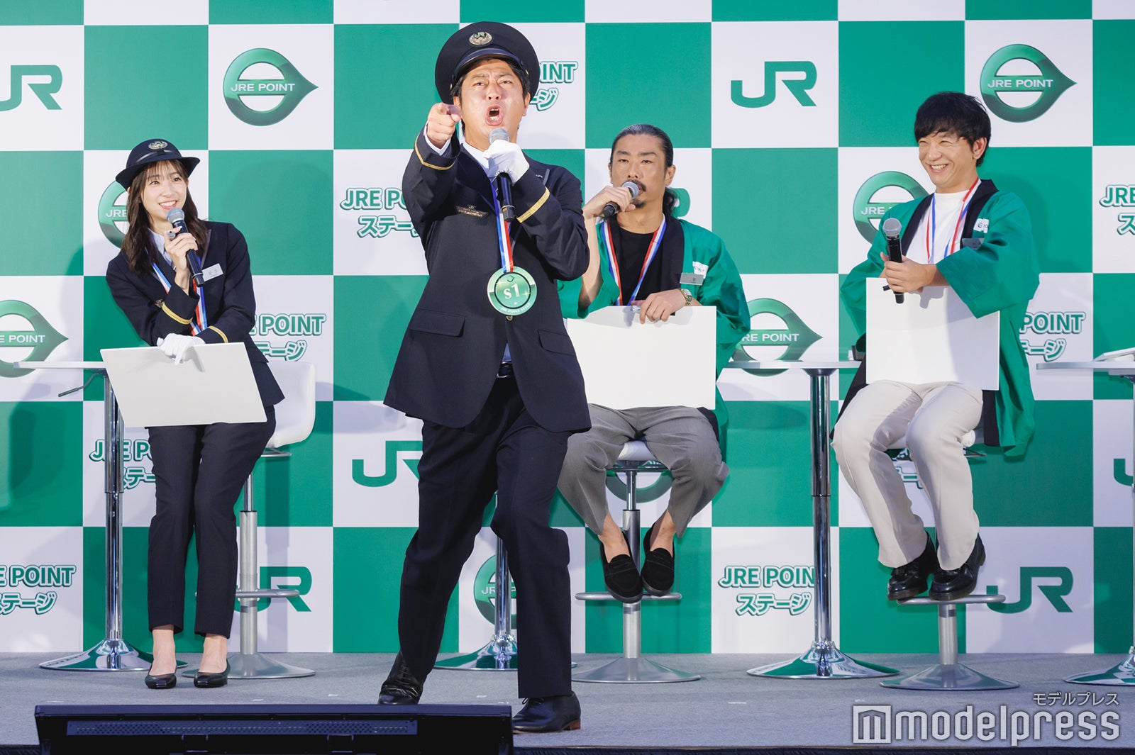 （左から）足立梨花、尾形貴弘、菅良太郎、向井慧（C）モデルプレス