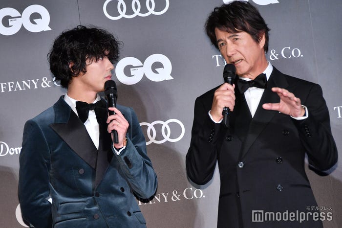 賀来賢人、草刈正雄 (C)モデルプレス