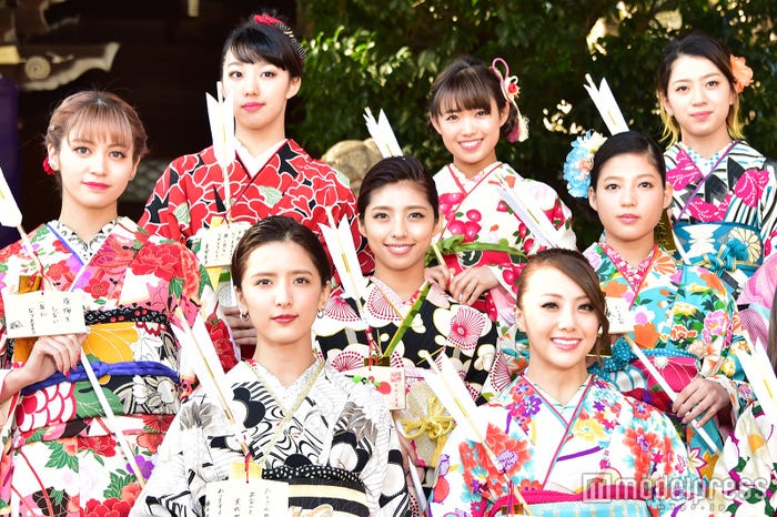 1列目左から:藤井萩花、Shizuka/2列目左から:楓、SAYAKA、石井杏奈/3列目左から:重留真波、山口乃々華、武部柚那 (C)モデルプレス