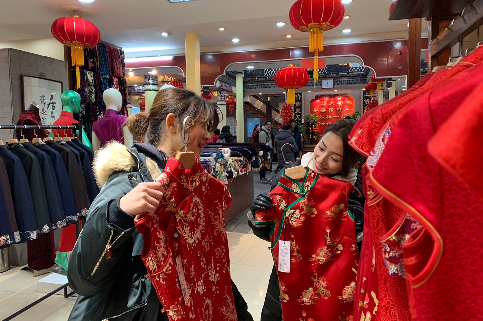 本場のチャイナ服も気になる（提供写真）