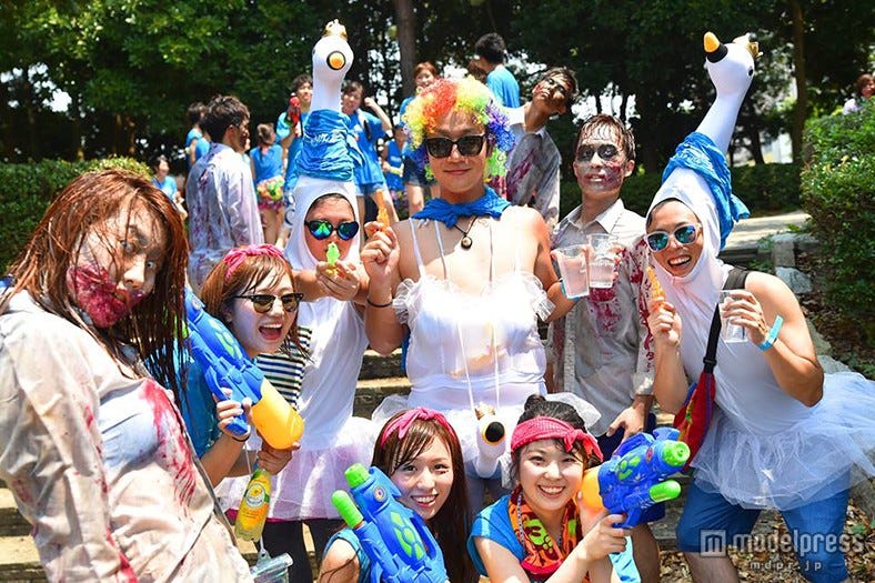 ゾンビ大集合のハロウィンパーティ開催 仮装&DJプレイでお祭り騒ぎ