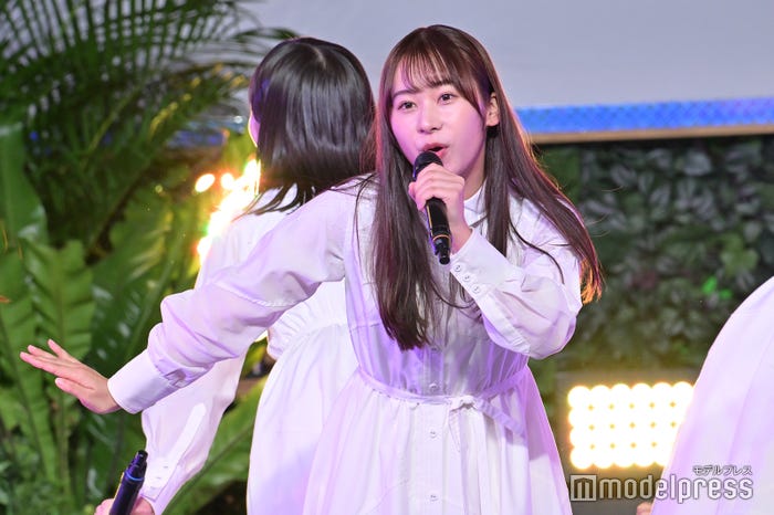 ロングヘアの石塚瑶季(C)モデルプレス