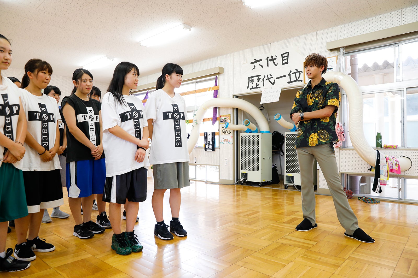 片寄涼太、「8代目TOP ROBBERS」に訪問（C）AbemaTV／撮影：荒金大介、内野秀之