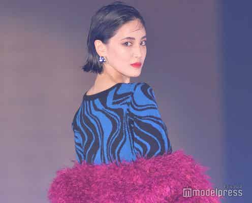 藤井夏恋、ど派手コーデで着こなし堂々ランウェイ 真紅リップで妖艶に<GirlsAward 2022 A/W>