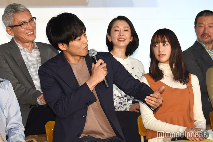 机の中にチョコを発見した松坂桃李/バレンタインデーのエピソードを再現 (C)モデルプレス (C)モデルプレス