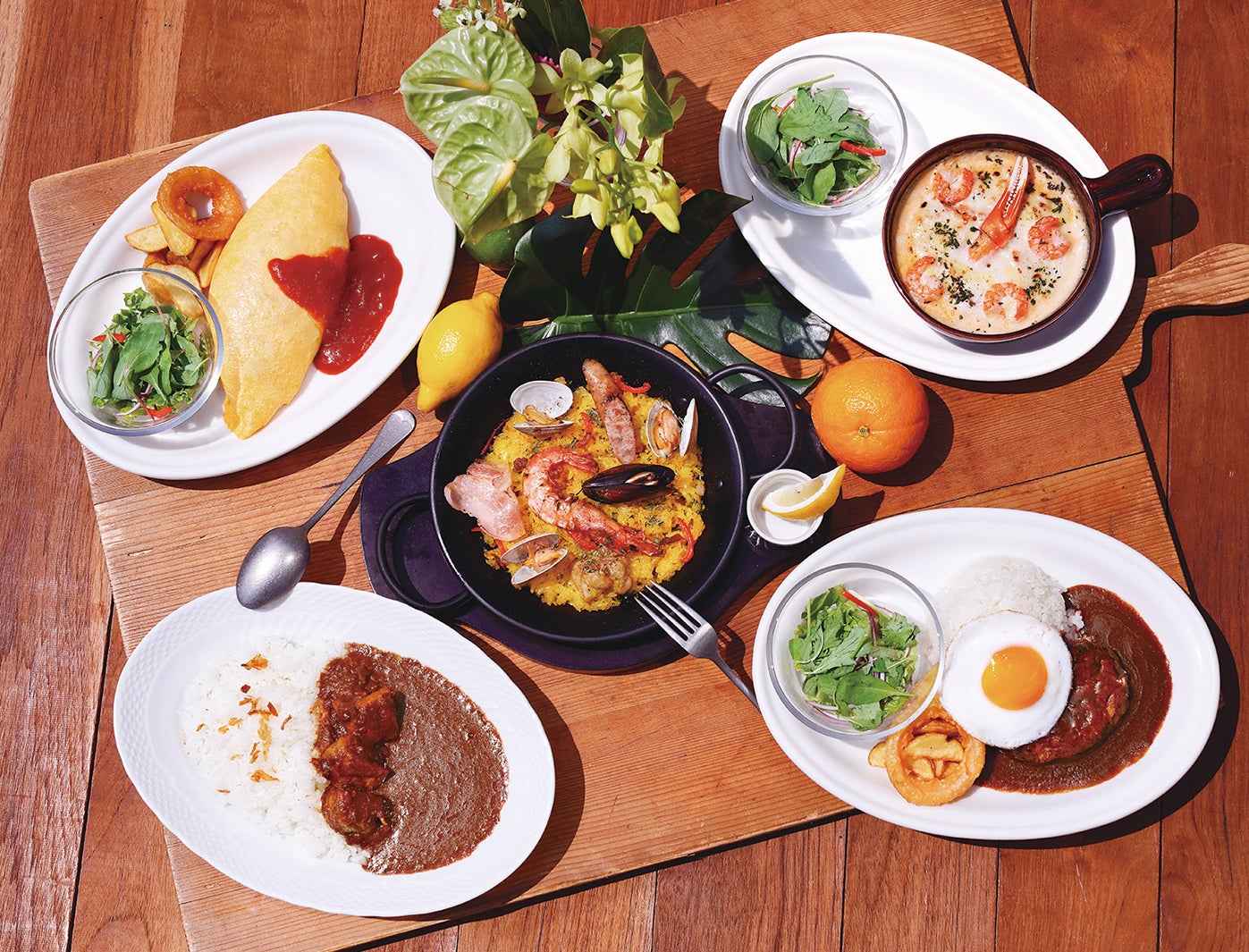 「農園のビーフカレー」（￥950／写真左下）、「農園のシーフードパエリア」（￥1,000／写真中央）／画像提供：ドトールコーヒー