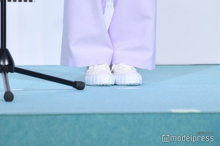 池田美優着用のスニーカー (C)モデルプレス