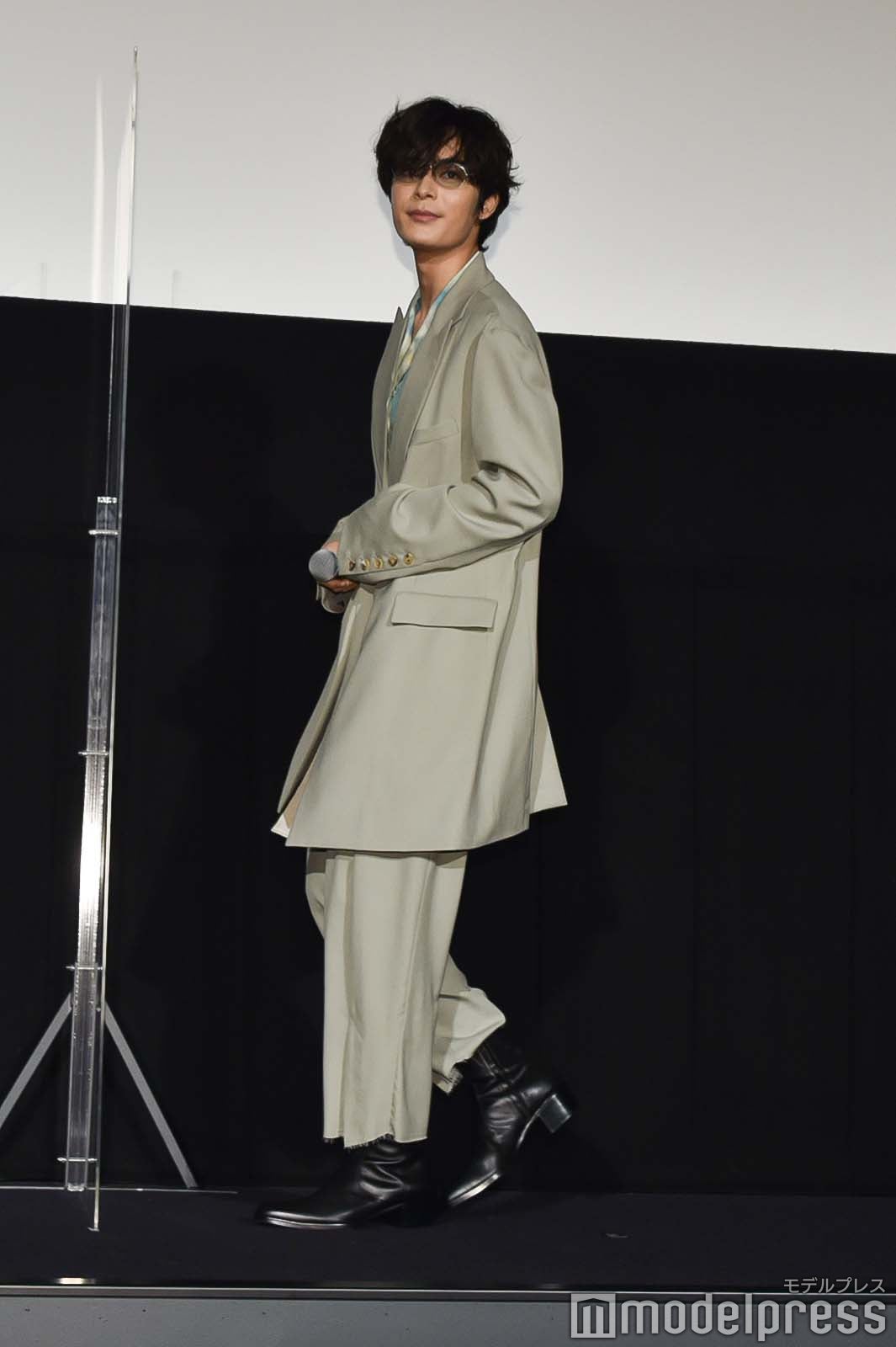 走って登場した塩野瑛久 （C）モデルプレス