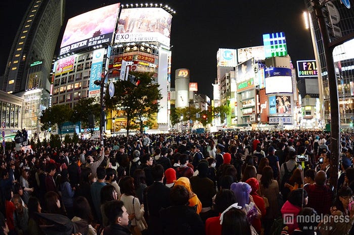 スクランブル交差点では交通規制を実施