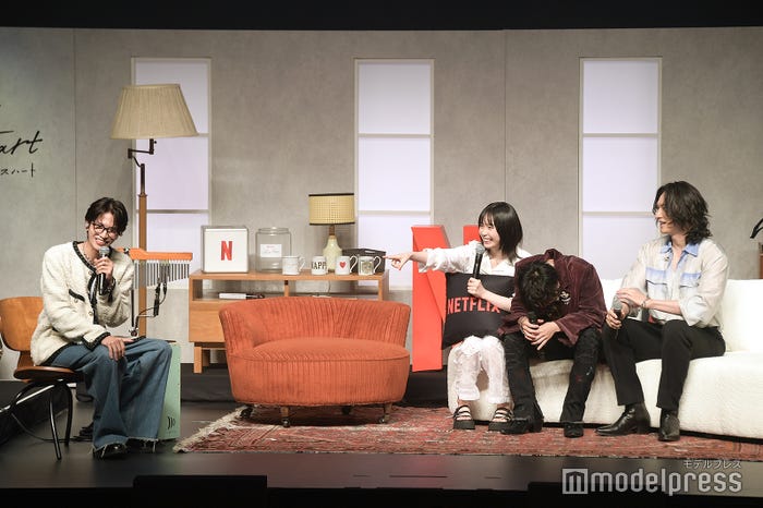 突然MCを始めた志尊淳を見て笑う宮崎優、撃沈する佐藤健、見守る町田啓太(C)モデルプレス