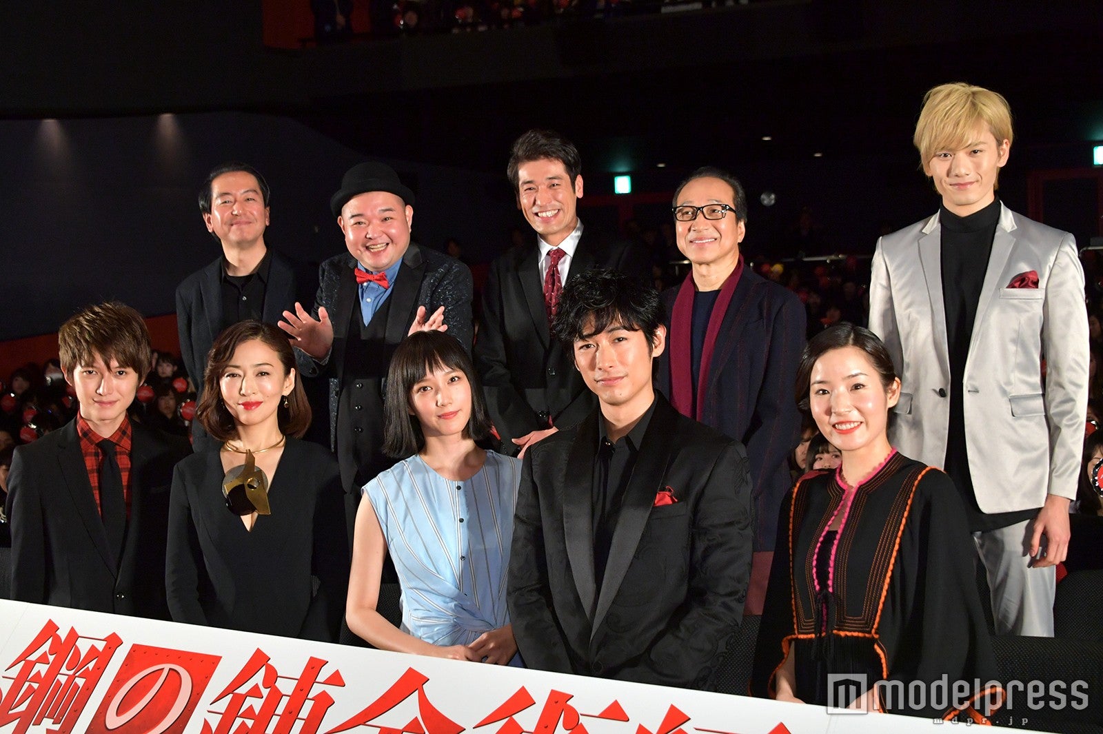 （前列左から）本郷奏多、松雪泰子、本田翼、ディーン・フジオカ、蓮佛美沙子（後列左から） 曽利文彦監督、内山信二、佐藤隆太、小日向文世、水石亜飛夢（C）モデルプレス