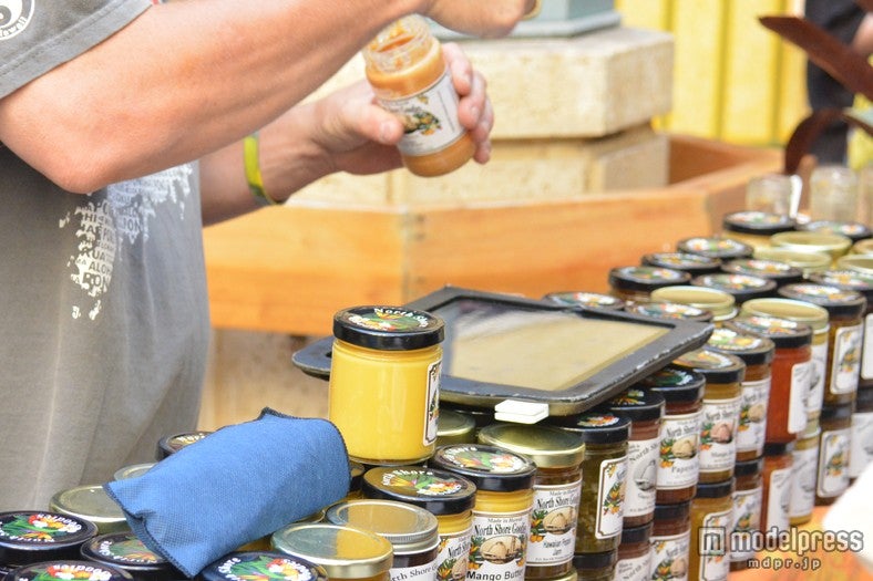 新鮮なハチミツが並んだ屋台でお土産をゲット