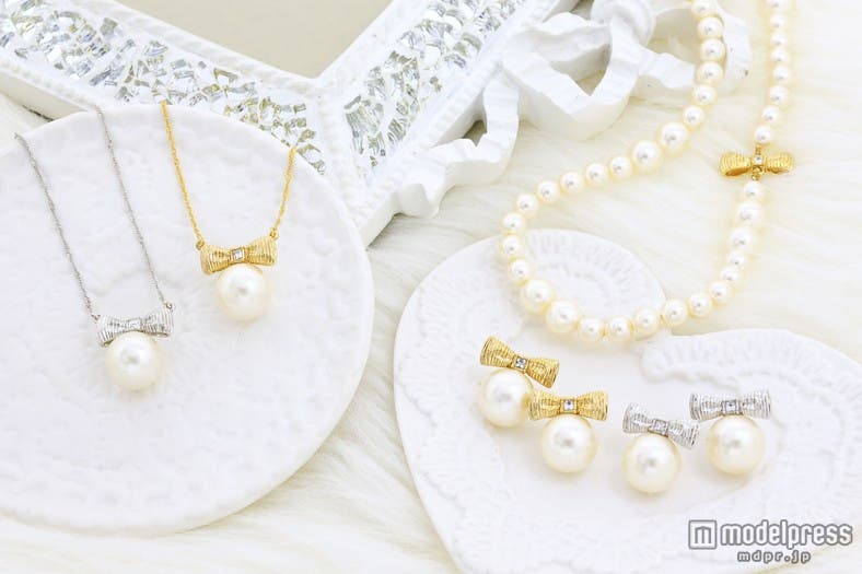 リボンモチーフにころんとしたパールが可愛い