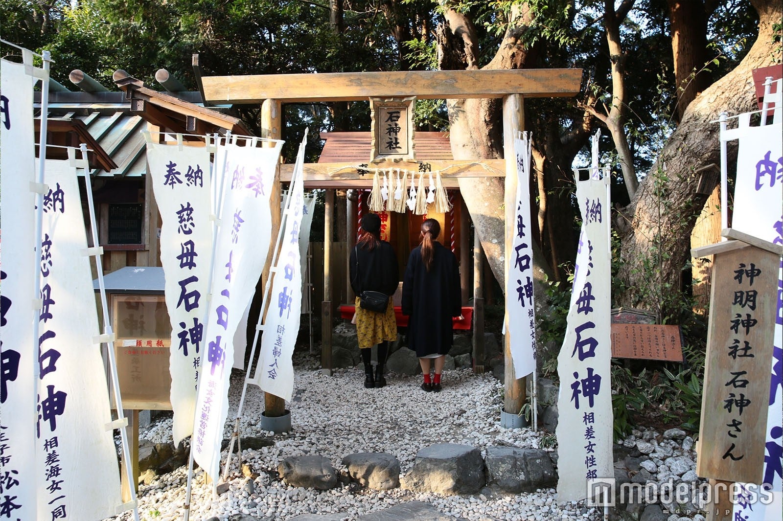 神明神社 石神さん／モデル：村田倫子、柴田ひかり（C）モデルプレス