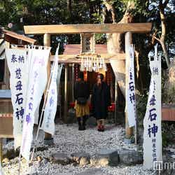 神明神社 石神さん/モデル:村田倫子、柴田ひかり(C)モデルプレス