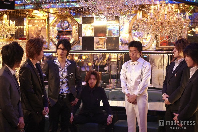 イケメン人気ホスト役のホリエモン（白スーツ）