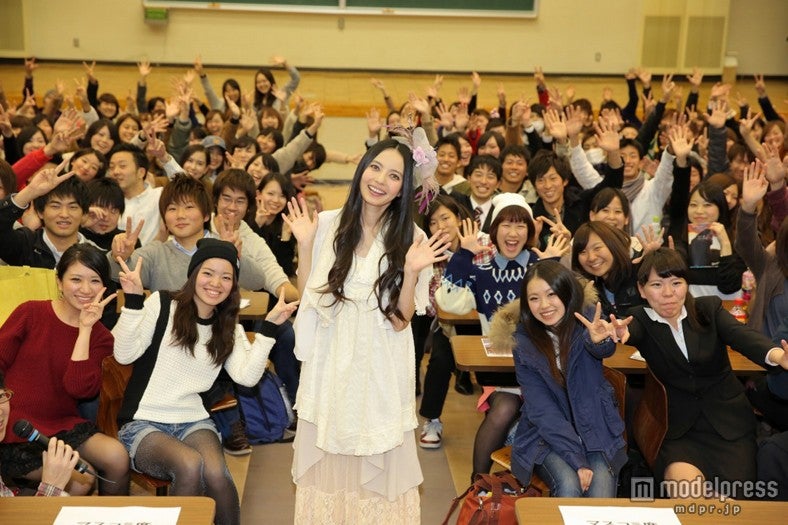 ベッキー♪♯、母校に帰る！サプライズに学生も涙