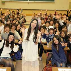 母校の亜細亜大学にて“一日教授”として特別講義「大切な人へ」を開催したベッキー♪♯と生徒たち