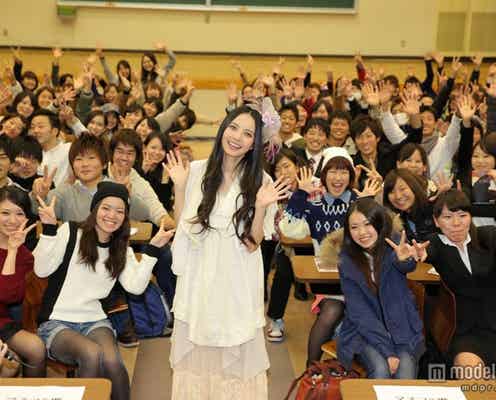 ベッキー♪♯、母校に帰る!サプライズに学生も涙