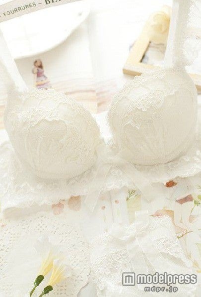 レースフリルブラ＆ショーツ「AKKISTORE」5,327円（税込）