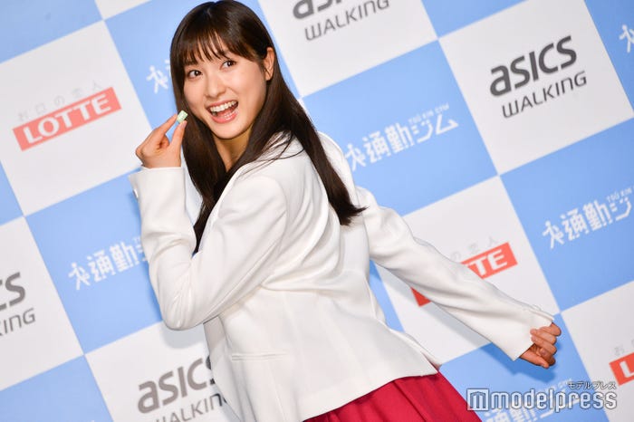 ウォーキングポーズ/土屋太鳳 (C)モデルプレス