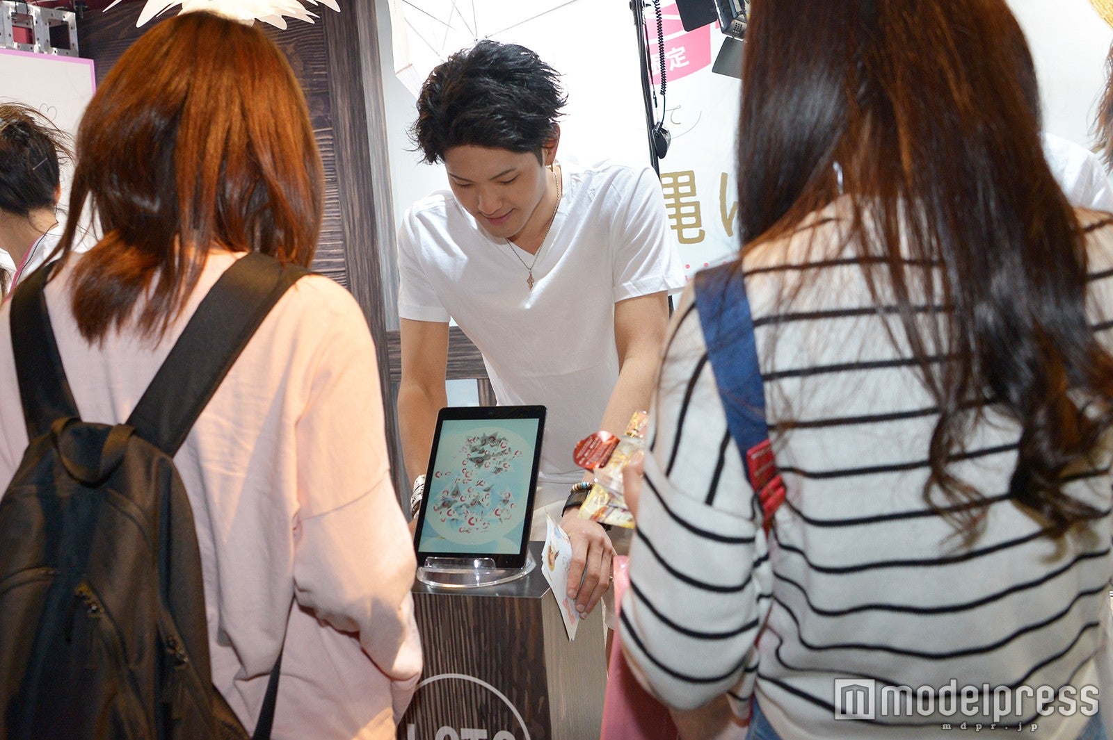 その場で結果がわかる抽選にドキドキ（C）モデルプレス