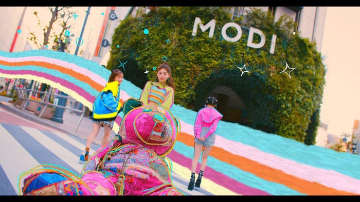 iScream「Maybe...YES」MVより