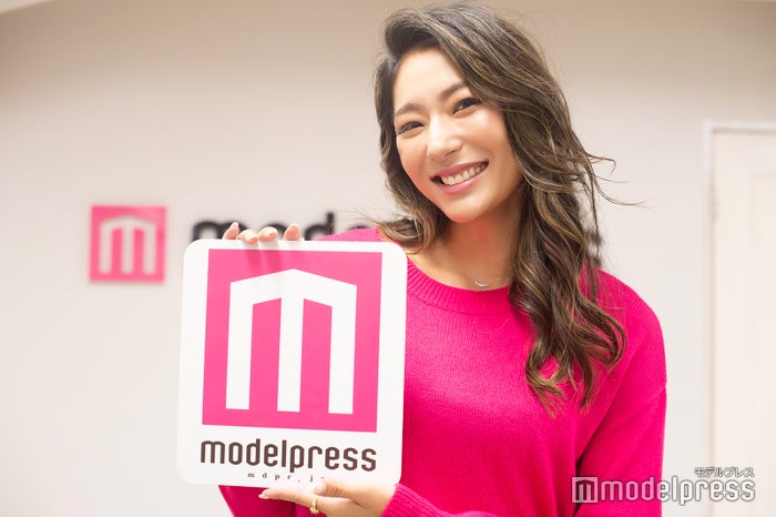 モデルプレスのカラーに合わせた服で撮影に来てくれました(C)モデルプレス