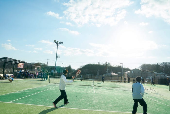 テニスのシーン(C)吉住渉/集英社(C)2018 映画「ママレード・ボーイ」製作委員会