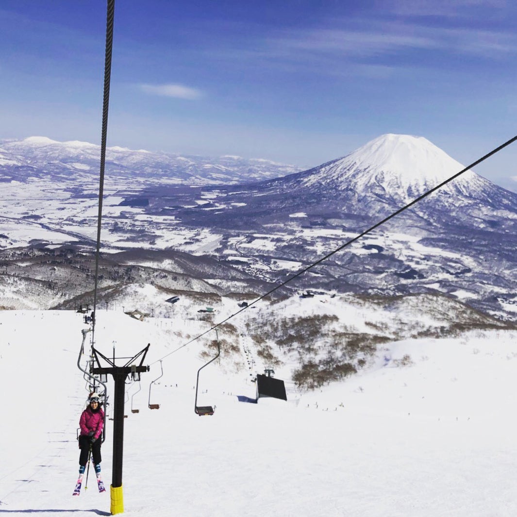 体を動かすのは好き。普段は体力作りのために、週1～2回ジムで筋トレ。その他に、週末はゴルフ、今シーズンはスキーにも4回行きました^_^（提供写真）