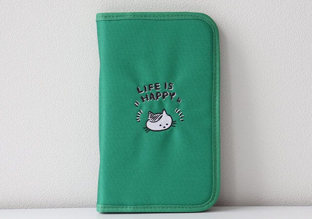 おづまりこ監修 多機能ポーチ ムック本 ムック 付録 人気 おすすめ オススメ 宝島社 宝島 レビュー 便利 優秀 当たり 最高 2023 おづまりこ 多機能ポーチ マルチポーチ マルチケース 多機能ケース 猫 ネコ ねこ グリーン