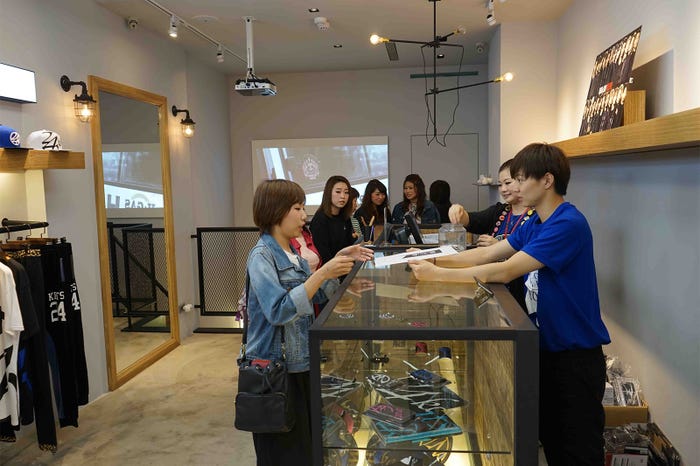 一日店長をつとめた佐藤大樹(右)/(画像提供:所属事務所)