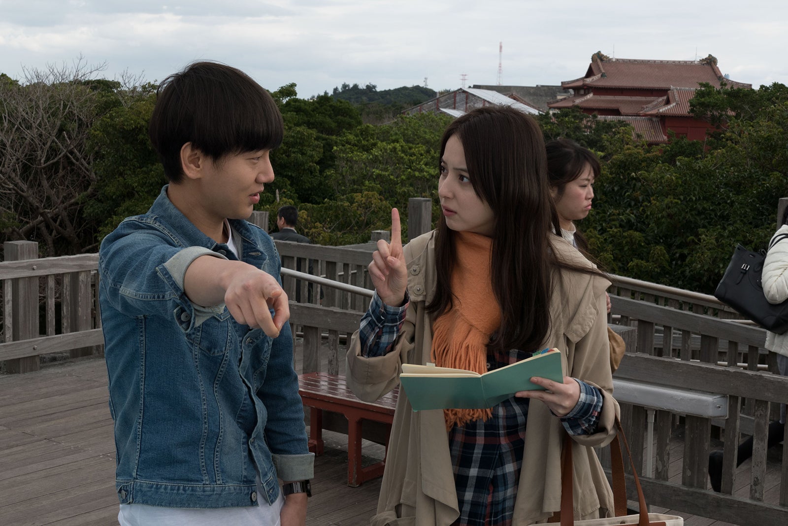 一緒に沖縄の観光地を巡るシーンも（C）2016「いきなり先生」製作委員会