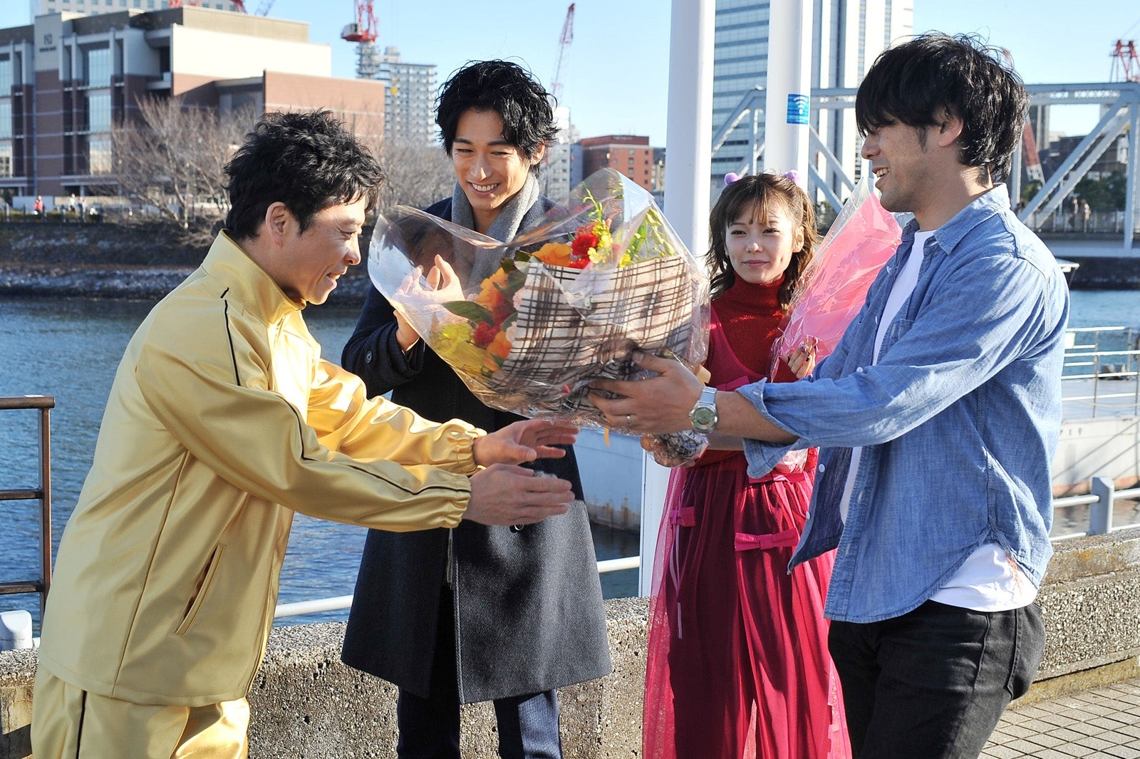 花束を受け取る三宅弘城（左） （C）日本テレビ