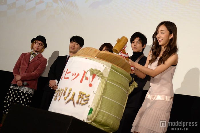 「鏡割り」にチャレンジした板野友美(右)