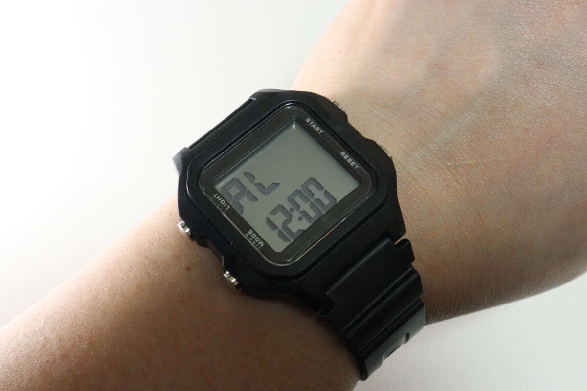 ダイソー　デジタルウォッチ（スクエア