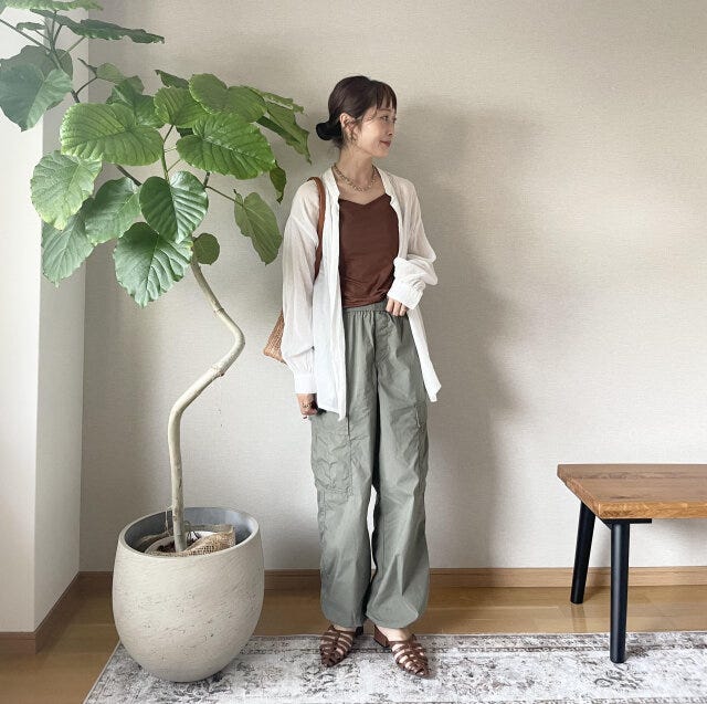 イージーカーゴパンツ　キャミソール　シースルーシャツ　コーデ