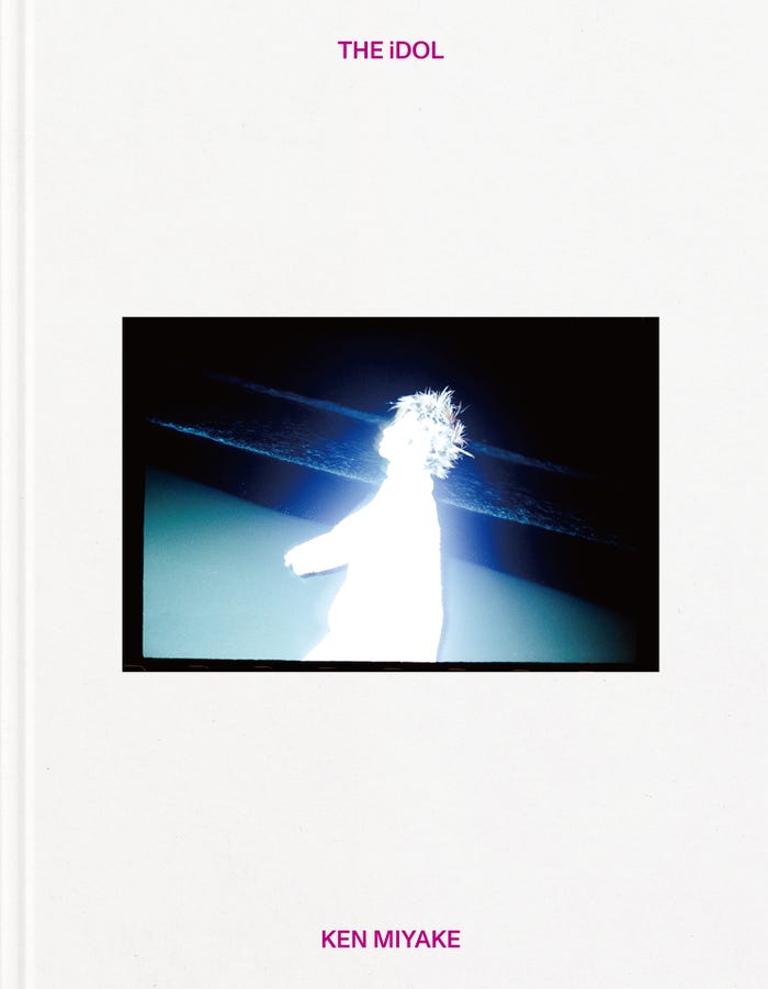 「THE iDOL 三宅 健 写真集」より(提供写真)
