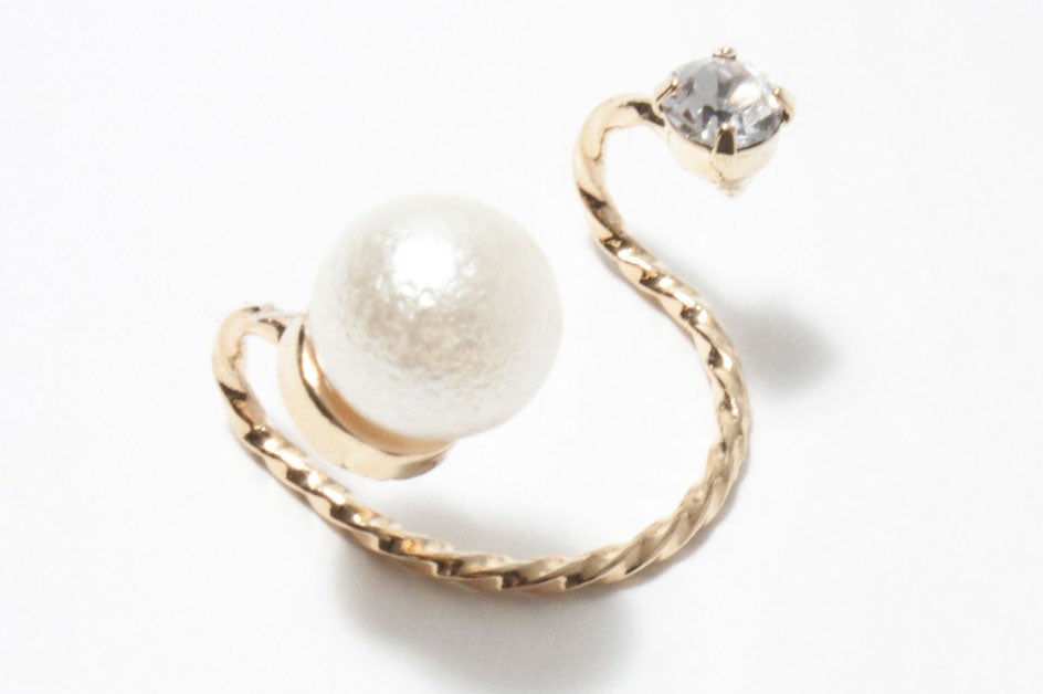 コットンパール&ビジューイヤーカフ「DEPARTMENT」1,176円（税込）／画像提供：DEPARTMENT