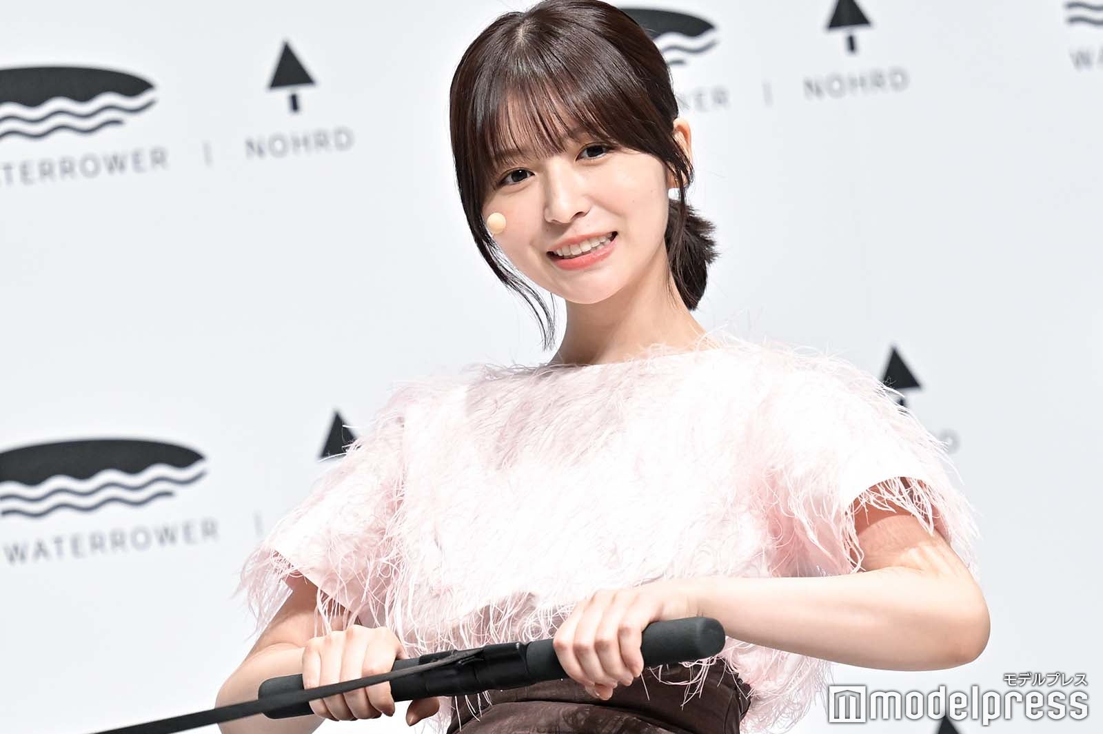 フィットネスマシンに挑戦する長濱ねる（C）モデルプレス