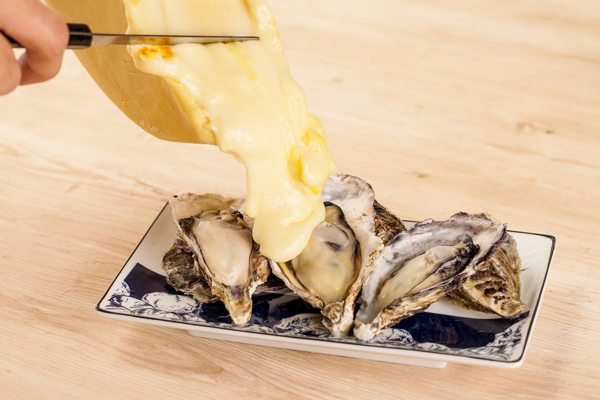 牡蠣のラクレットチーズがけ／画像提供：株式会社TBI JAPAN