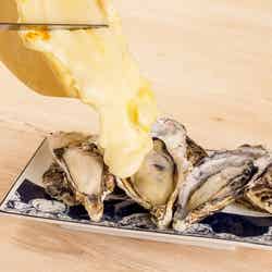 牡蠣のラクレットチーズがけ/画像提供:株式会社TBI JAPAN