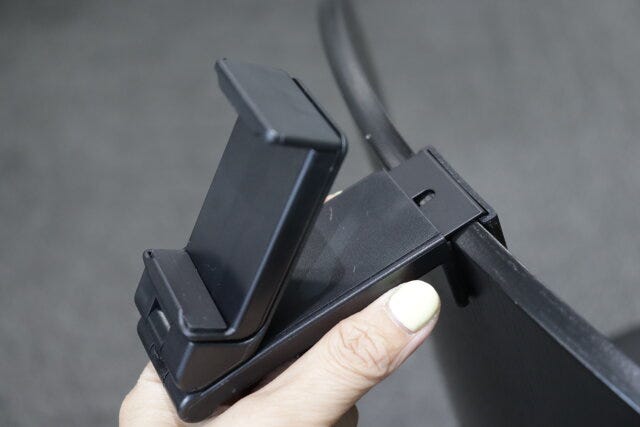 どこでも挟めるトラベルスマホホルダー　挟める
